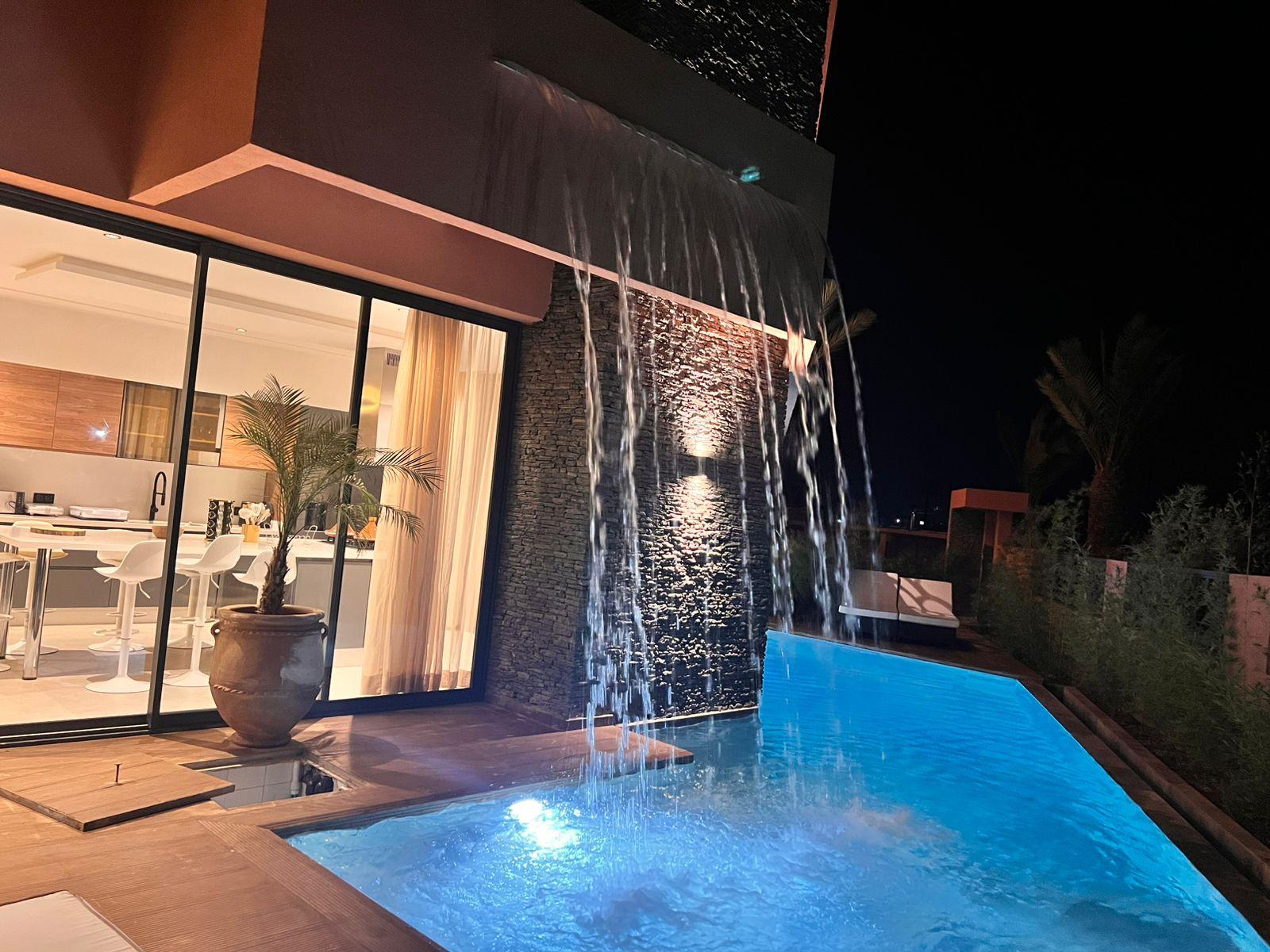 Piscine éclairée la nuit