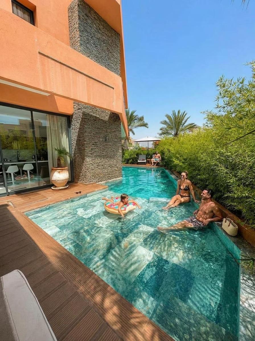 Voyageurs dans la piscine de la Villa Niagara, au pied de la façade