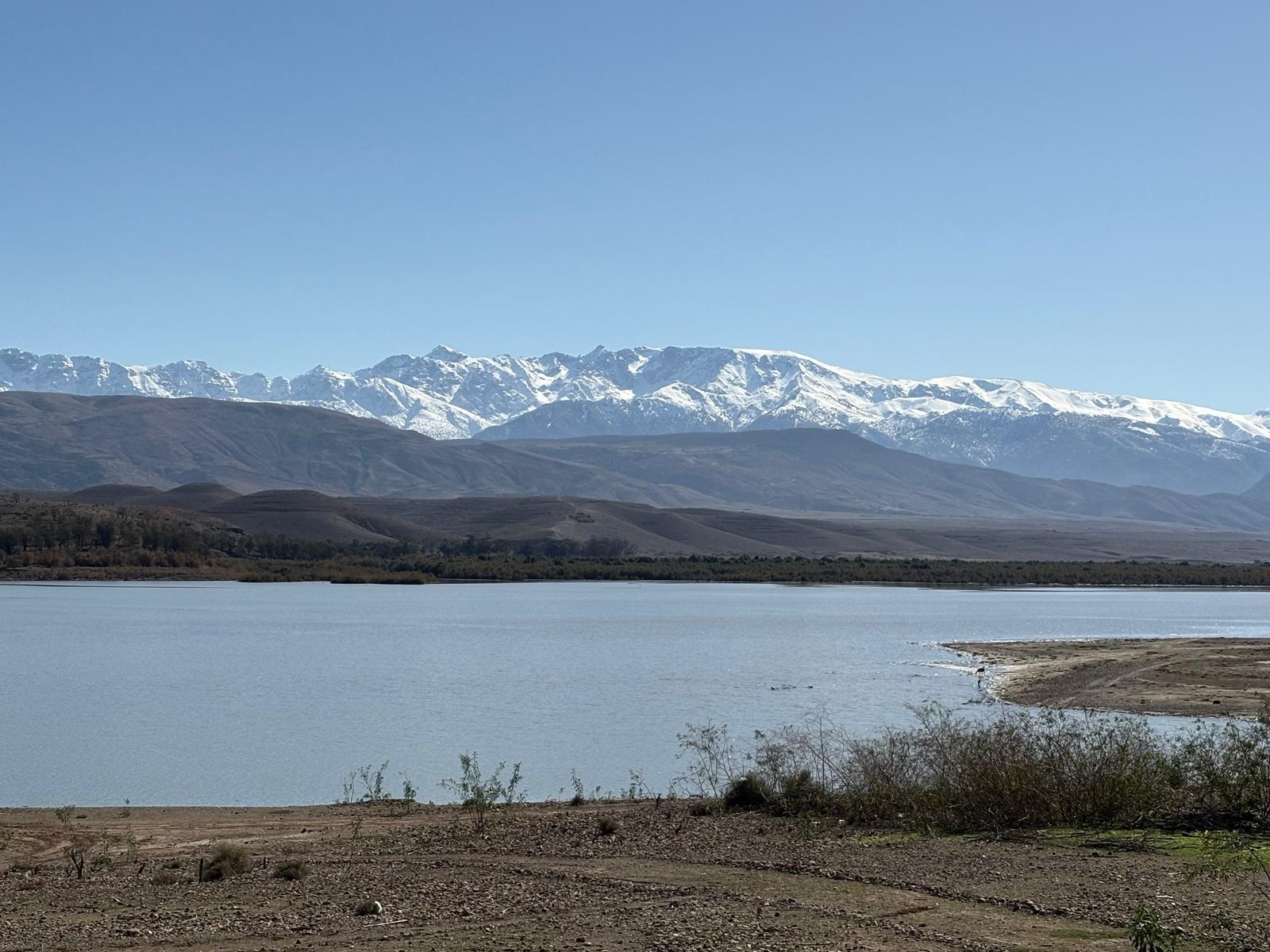 Lac Lalla Takerkoust et sommets enneigés de l’Atlas