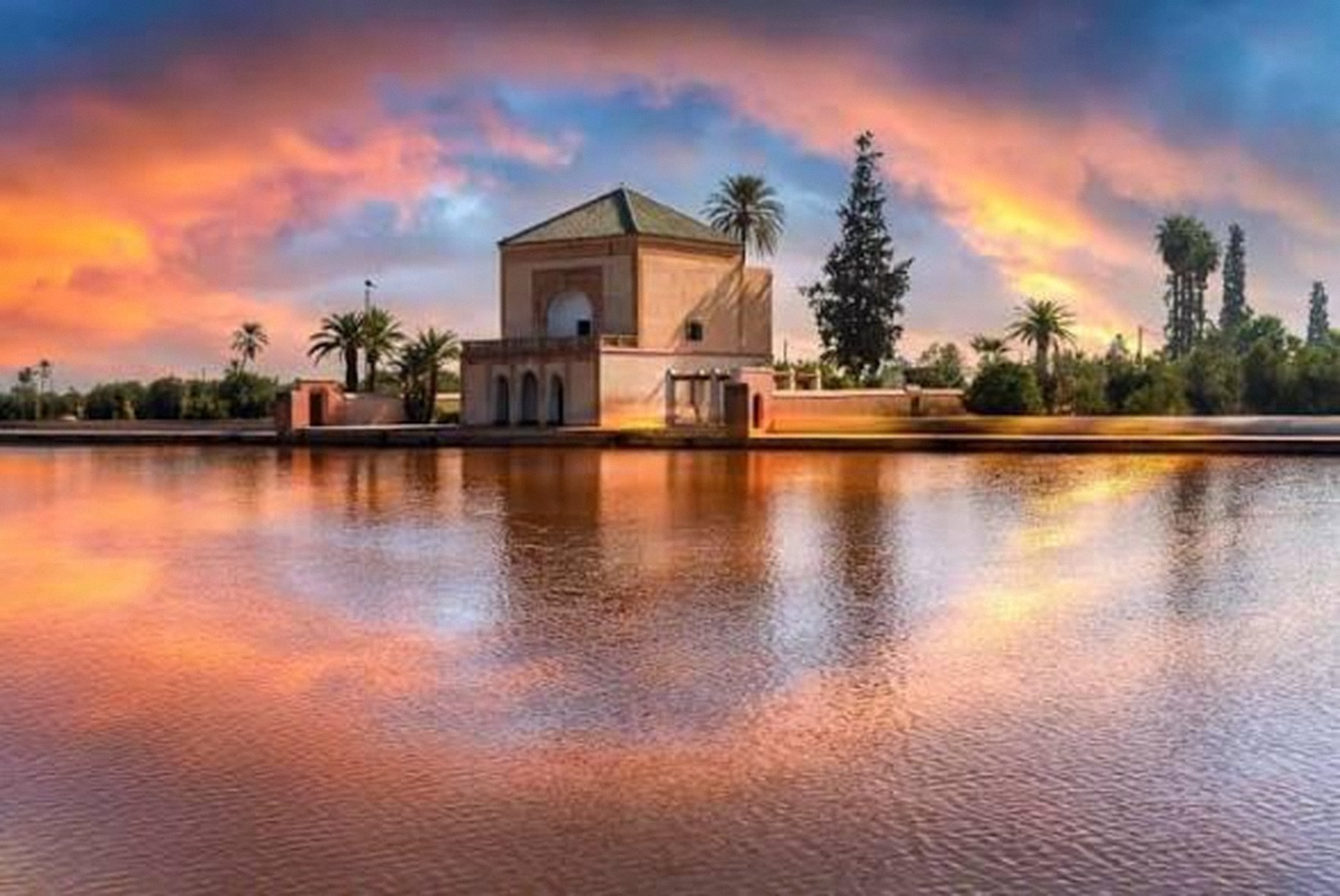 Le pavillon de la Ménara et son bassin au coucher du soleil